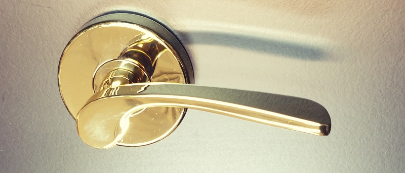 Polished Brass Bedroom Door Handles Curved Design Easy To Install Lock And Handle